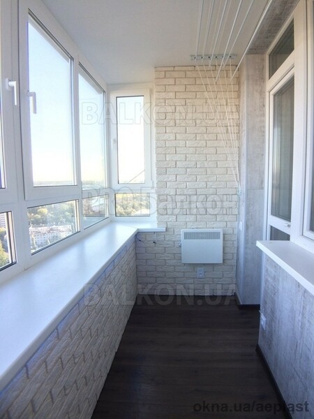 Балкон в новобудові штучний камінь